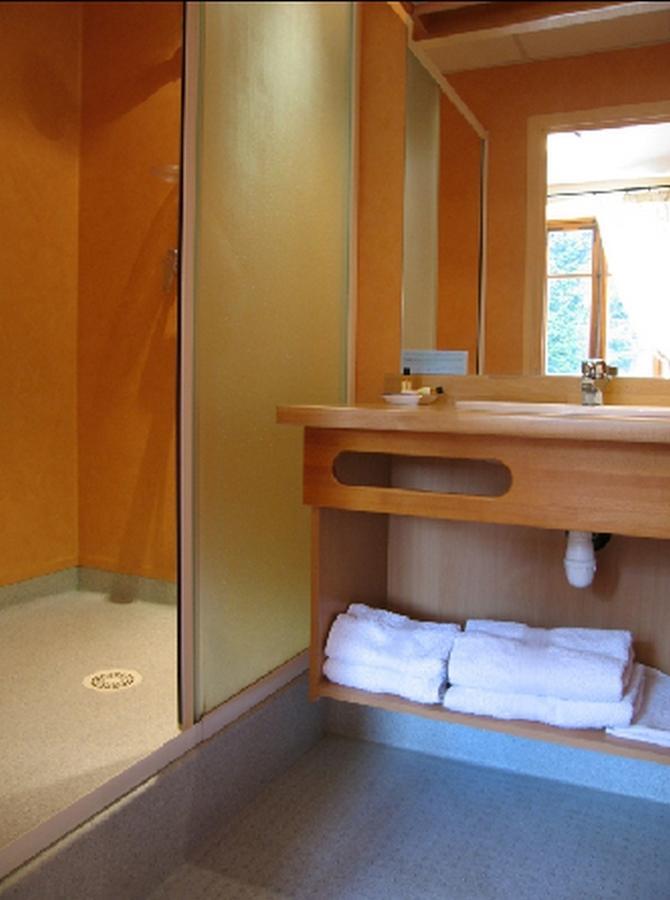 Hotel La Clairiere Chambon-sur-Dolore 部屋 写真